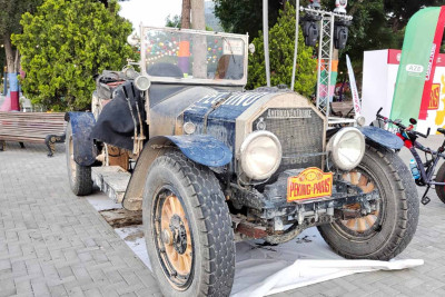 Pekindən gələn 110 illik avtomobil Bakıda yanıb