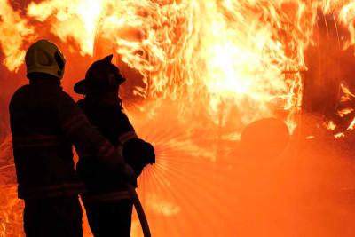 Binəqədidə yük maşını yanıb