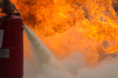 Xəzərdə içərisində inkubator aparatı olan tikili yanıb