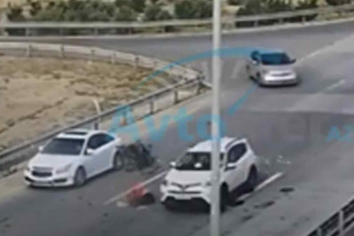 Zığ şosesində motosikletçi qəfildən yolun kənarında dayanan maşına çarpılıb – VİDEO