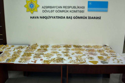 Hava Limanında bir ailə ölkəyə qanunsuz qızıl salmaq istəyib