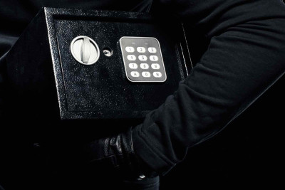 Lökbatanda mağazada seyfdən oğurluq edilib