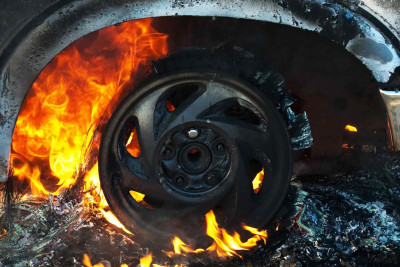 Binədə “Toyota” qəsdən yandırılıb