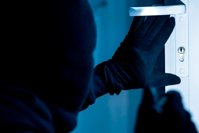 Sahil qəsəbəsində mağaza talanıb