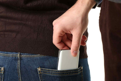 Yasamalda dələduzluq yolu ilə telefon oğurlanıb