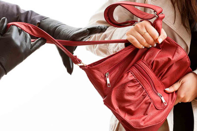 Yasamalda ictimai nəqliyyatda qadının çantası talanıb