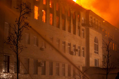 Binəqədidə beşmərtəbəli yaşayış binasının zirzəmisi yanıb