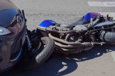 Günəşlidə avtomobil motosikletlə toqquşub: xəsarət alan var