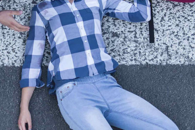 Nəsimidə yola çıxan qadını maşın vurub