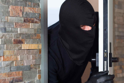 Nizamidə mağazadan alkoqollu içkilər və kosmetik vasitələr oğurlanıb