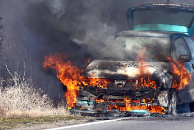 Xəzərdə “Toyota” yanıb