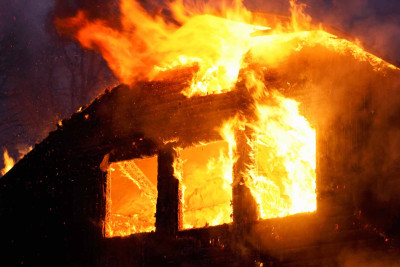 Nərimanovda yerləşən ikimərtəbəli yaşayış evi yanıb