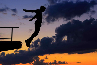 Nizamidə gənc oğlan özünü binadan atıb və başqa adamın üzərinə düşüb