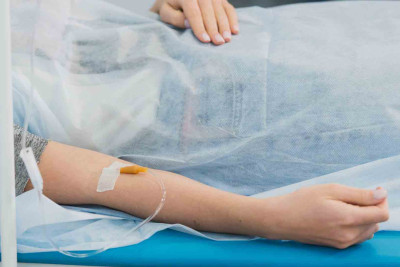 Lökbatanda piyada vurulub: qadının burnu sınıb