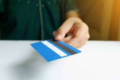 Nizamidə qadın zəng etmək adı ilə götürdüyü telefonla öz bank hesabına pul köçürüb