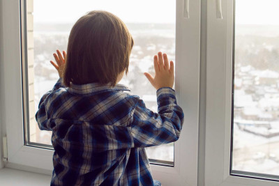 Səbaildə balaca uşaq eyvandan yıxılıb