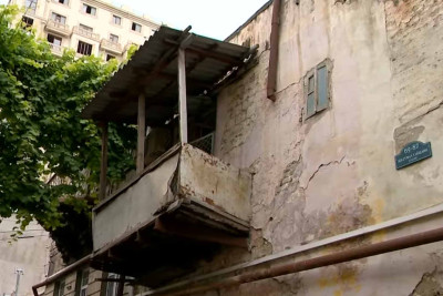 Yasamalda binanın eyvanı hər an uça bilər – VİDEO