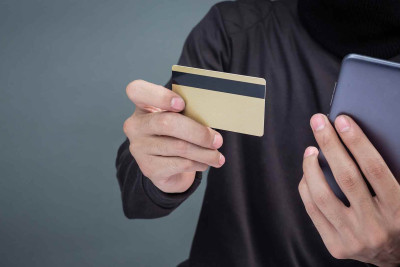 2 gün ərzində bank kartlarından 35.000 AZN oğurlanıb