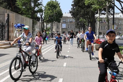 Bulvarda uşaqlar arasında veloyürüş keçirilib