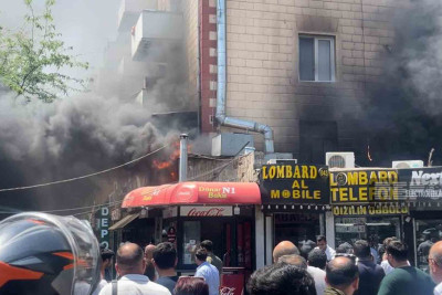 Metronun “Neftçilər” stansiyası yaxınlığında dönərxana yanıb – VİDEO