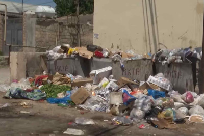 İsti havalarda zibil qoxusundan boğulan maştağalılar: qurumlar sakinləri günahlandırır – VİDEO