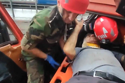 Binəqədidə “KamAZ” maneəyə çarpılıb: sürücü sıxılmış vəziyyətdə qalıb – VİDEO