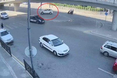 3-cü mikrorayon dairəsində maşın işıqfora çarpılıb