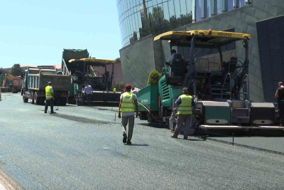 Bayram günlərində şəhərin mərkəzində yollar təmir olunur – VİDEO