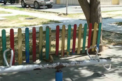 Sağlamlığa təhlükə saçan yelləncəklər: valideynlər övladlarını meydançalara buraxa bilmirlər – VİDEO