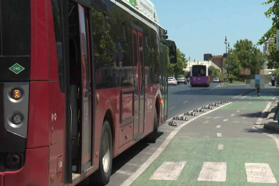 Yasamalda velosiped zolağı avtobus dayanacağının qarşısında çəkilib – VİDEO