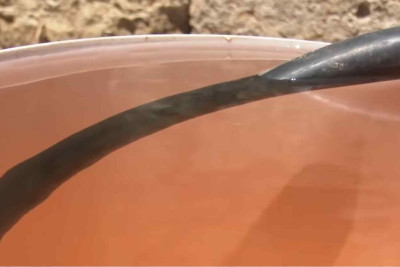 Qalada kranlardan qırmızı su gəlir: sakinlər suyu maşınlarla alırlar – VİDEO