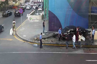 Bülbül prospektində avtomobil işıqfora çarpılıb