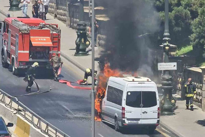 Heydər Əliyev prospektində mikroavtobus yanıb – YENİLƏNİB