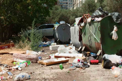 Binəqədidə böyük yaşayış ərazisinə cəmi 3 zibil qutusu qoyulub: ətrafı üfunət bürüyüb – VİDEO