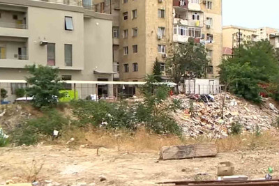 Ərazini alıb, özü həbsdə yatır: Qonşular isə üfunətdən əziyyət çəkirlər – VİDEO