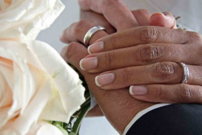 Bakıda kişi iki dəfə nişanlanmasına mane olan qadını döyüb