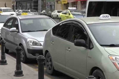 “Tətbiqdə “BMW” qeyd olunub, onun yerinə “Prius” gəlir” - taksi sürücüləri yeni qaydalara əməl edirlər? – VİDEO