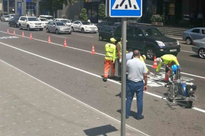 “Nizami” metrosunun qarşısında avtobus zolağı yaradılıb