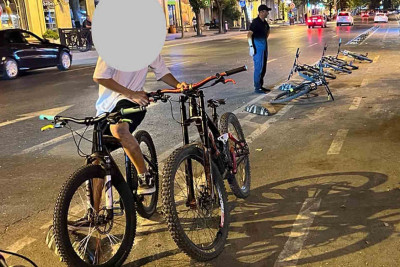 İnsanlar velosiped zolağını qorumağa çalışıblar