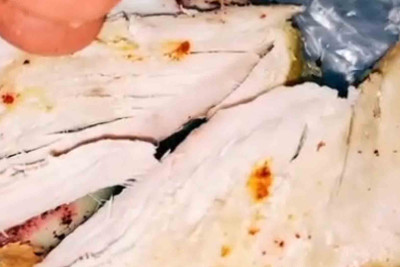 Bakıda toyuq qrilinin içindən qurd çıxıb: AQTA məsələni araşdırır – VİDEO