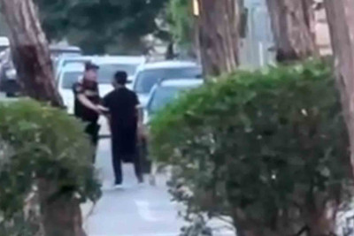 Bulvarda kişi qadını döyüb