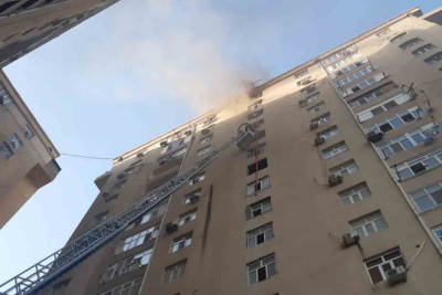 Nərimanovda hündürmərtəbəli binada yanğın olub – VİDEO