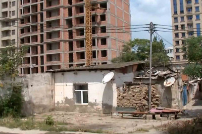 Şirkətlə sakinlər arasında kompensasiya davası: öz haqlarını tələb edən insanlar mənzilləri tərk etmirlər – VİDEO