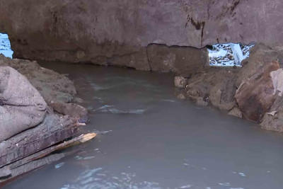 Xətai rayonunda neft qoxulu su evin içərisindən axır – VİDEO