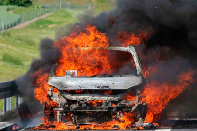 Nəsimi rayonunda avtomobil yanıb