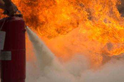 Xəzər rayonunda birmərtəbəli evdə yanğın olub