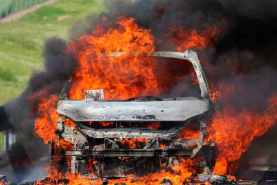 Qaradağda “Mercedes” markalı avtomobil yanıb