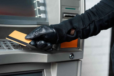 Bakıda bir qadının bank kartından pul oğurlanıb