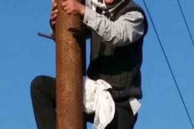 Bakıda gənc oğlan özünü işıq dirəyindən ataraq intihar edib