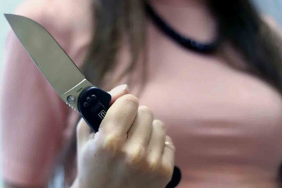 Rəfiqələr arasında dava: iki nəfər bıçaqlanıb